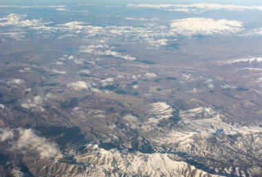 Uçak Pencere Manzarası, Kar Dağları Uçan Uçak Manzarası, Uçak Kabini, Kanatlardaki Uçak Pencere Görünümü, Aşağıdaki Issız Kış Dağları Manzarası