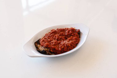 Patlıcan aperatifi, patlıcan saksuka salatası Arap sosu, patlıcan meze yakın plan.