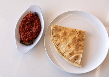 Patlıcan aperatifi, patlıcan saksuka salatası Arap sosu, patlıcan meze yakın plan.