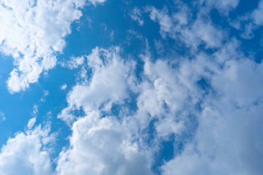 Beyaz Bulutlu Mavi Gökyüzü, Güneşli Bulutlu Gökyüzü Doku Arkaplanı, Yumuşak Bulutlar Şablonu, Mavi Hava 'da Metin İçin Fotokopi Uzayı ile Sunny Cumulus