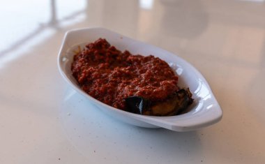 Patlıcan aperatifi, patlıcan saksuka salatası Arap sosu, patlıcan meze yakın plan.