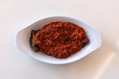 Patlıcan aperatifi, patlıcan saksuka salatası Arap sosu, patlıcan meze yakın plan.