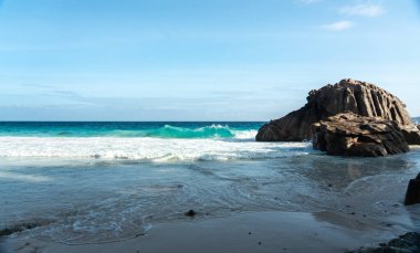 Büyük tehlikeli dalgalar güzel Seyşeller sahiline çarpıyor, güçlü okyanus dalgaları, sıçramalar, mavi ufuk, tropikal çevre ve çarpıcı bir deniz manzarası yaratıyor.
