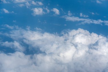 Beyaz Bulutlu Mavi Gökyüzü, Güneşli Bulutlu Gökyüzü Doku Şablonu, Kabarık Bulutlar Uçak Görünümü, Mavi Hava 'da Mavi Pencere' den Metin için Kopya Boşluğu