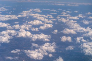 Beyaz Bulutlu Mavi Gökyüzü, Güneşli Bulutlu Gökyüzü Doku Şablonu, Kabarık Bulutlar Uçak Görünümü, Mavi Hava 'da Mavi Pencere' den Metin için Kopya Boşluğu