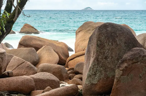 Praslin, Seyşeller 'in tropikal sahillerindeki devasa granit kayalar turkuaz deniz dalgaları ve uzak adaları seyahat, turizm ve doğa konseptleri için mükemmeldir.