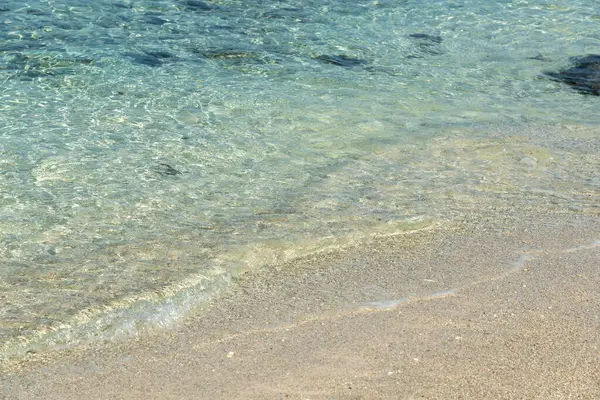 Hint Okyanusu 'nun yumuşak turkuaz dalgaları La Digue Adası, Seyşeller' deki güzel mercan kumsalını okşayıp tropikal güneş ışığı altında sakin bir sahil manzarası yaratıyor.