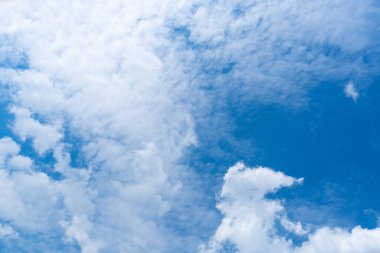 Beyaz Bulutlu Mavi Gökyüzü, Güneşli Bulutlu Gökyüzü Doku Arkaplanı, Yumuşak Bulutlar Şablonu, Mavi Hava 'da Metin İçin Fotokopi Uzayı ile Sunny Cumulus