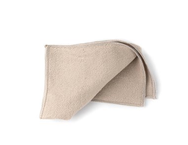 Temiz bez, gri, yeşil mendil, temiz mikrofiber havlu, pamuk peçete, mikrofiber kumaş, beyaz arka planda doğal malzemelerden yapılmış mutfak bezleri.