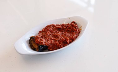 Patlıcan aperatifi, patlıcan saksuka salatası Arap sosu, patlıcan meze yakın plan.