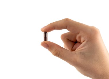 Demir kapsül izole edildi, Fe hapları, koyu kırmızı hemoglobin takviye hapları, vitamin kapsülleri, mineral multivitamin kapsülleri, beyaz arka planda kırpma yolu ile