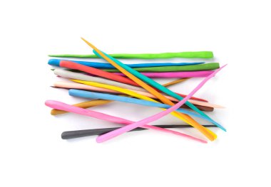 Plastiksel elementler izole edildi, materyal kil parçaları modellendi, yaratıcılık Clay Dough, Beyaz Arkaplanda Plastikler