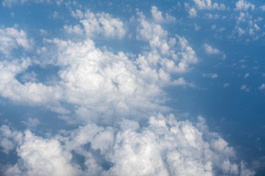 Beyaz Bulutlu Mavi Gökyüzü, Güneşli Bulutlu Gökyüzü Doku Şablonu, Kabarık Bulutlar Uçak Görünümü, Mavi Hava 'da Mavi Pencere' den Metin için Kopya Boşluğu