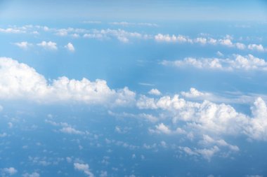 Beyaz Bulutlu Mavi Gökyüzü, Güneşli Bulutlu Gökyüzü Doku Şablonu, Kabarık Bulutlar Uçak Görünümü, Mavi Hava 'da Mavi Pencere' den Metin için Kopya Boşluğu