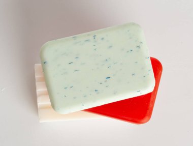 Kırmızı Sabun Çubuğu, Renkli Vücut Bakımı Kozmetiği, Meyveli Sabun Deterjanı, Katı Şampuan, Beyaz Arkaplanda Kırmızı Şeffaf Gliserin Sabunu