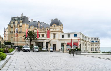 Biarritz, Fransa, 29 Mart 2024: Biarritz Casino Bellevue güzel manzaralı, bulutlu kış havası, editoryal görüntü