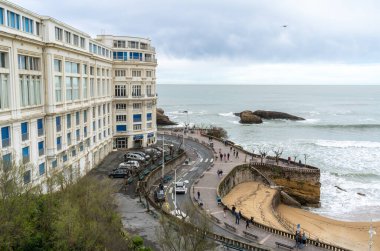 Biarritz, Fransa, 29 Mart 2024: Biarritz Casino Bellevue güzel manzaralı, bulutlu kış havası, editoryal görüntü
