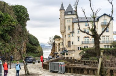 Biarritz, Fransa, 29 Mart 2024: Atlantik Okyanusu 'ndaki güzel eski Villa Belza şatosu fırtına dalgaları ve editoryal görüntüsüyle