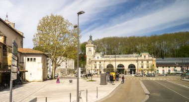 Bayonne, Fransa, 17 Nisan 2024: Tarihi saat kulesi, insanlar ve sokak manzaralı Bayonne tren istasyonu Fransız kentsel ortamında, editoryal görüntüde