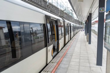 San Sebastian, İspanya, 17 Nisan 2024: Fransa-İspanya sınırındaki Hendaye platformunda bulunan modern Euskotren treni, Bask bölgesel geçişi ve yayın görüntüsü için hazırdır.