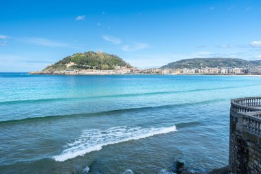 San Sebastian, İspanya, 17 Nisan 2024: San Sebastian 'daki La Concha Körfezi panoramik manzarası tepeler, dalgalar, şehir silüeti ve Atlantik kıyı şeridi, editoryal görüntü