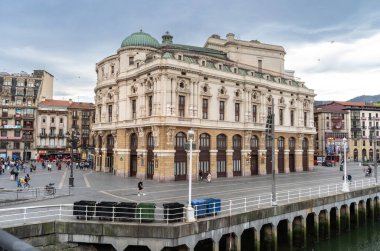 Bilbao, İspanya, 4 Nisan 2024: Bilbao 'daki Teatro Arriaga' nın neoklasik cephe, kubbeli çatı ve nehir kenarındaki plazaya bakan kemerli pencereleri, editoryal görüntüsü
