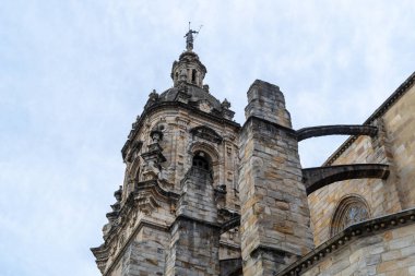 Bilbao, İspanya, 4 Nisan 2024: Aziz Anthony Kilisesi 'nin barok çan kulesi taş payandalı ve kavisli San Sebastian, editoryal görüntü