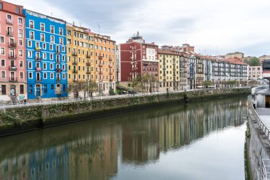 Bilbao, İspanya, 4 Nisan 2024: San Francisco 'nun Bilbao mahallesindeki Nervion Nehri boyunca renkli konut binaları