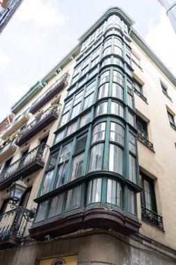 Bilbao, İspanya, 4 Nisan 2024: Bilbao 'nun otantik balkonları, Bask ülkesinin inanılmaz mimarisi, editoryal görüntü