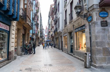 Bilbao, İspanya, 4 Nisan 2024: Dar tarihi caddelerin otantik balkonları Bilbao, Bask ülkesinin şaşırtıcı mimarisi, editoryal görüntü