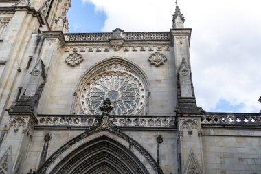 Bilbao, İspanya, 4 Nisan 2024: Gotik gül penceresi ve Bilbao 'daki Santiago Katedrali' nin cephesinde taş süsleme, editoryal görüntü