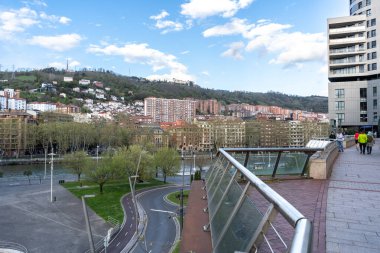 Bilbao, İspanya, 4 Nisan 2024: Bilbao 'daki tepelerin, nehrin ve yolun kıvrımlarının manzarası, editoryal görüntü
