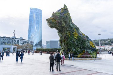 Bilbao, İspanya, 4 Nisan 2024: Bilbao 'daki Guggenheim Müzesi yakınlarındaki Jeff Koons Puppy çiçek heykeli.