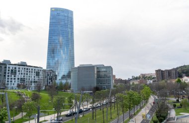 Bilbao, İspanya, 4 Nisan 2024: Cam İberdrola Kulesi ve Bilbao iş bölgesindeki bitişik küp şeklindeki Euskadi Plaza binaları