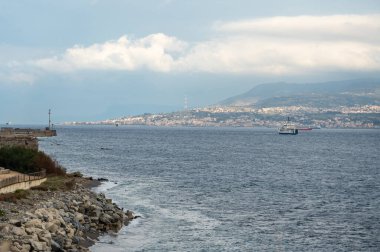Messina, İtalya, 1 Kasım 2024: Messina Boğazı 'ndan yayın kulesinin yakınındaki Tyrhenian Denizi' ni geçen feribotla Messina 'dan Reggio Calabria' ya bakın.