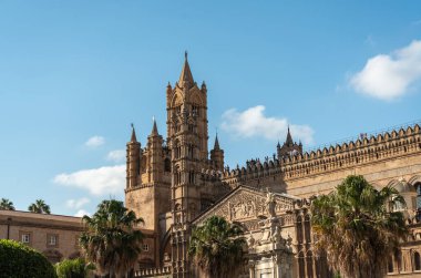 Palermo, İtalya, 18 Kasım 2024: Palermo Katedrali 'nin Norman-Gotik kuleleri ve kuleleri karmaşık taş işçiliği ve dini heykeller, editör imajı ile gökyüzüne hakim