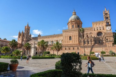 Palermo, İtalya, 18 Kasım 2024: Palermo Katedrali Norman ve Gotik stillerini kuleleri, kubbesi ve plazasıyla harmanlayarak turistleri Sicilya 'nın bu ikonik simgesi, editoryal imajına çekiyor.