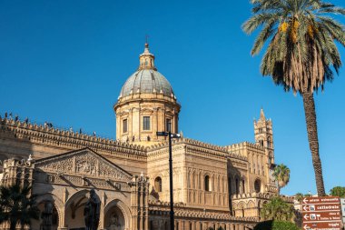 Palermo, İtalya, 18 Kasım 2024: Sicilya İtalya 'da Gotik Kubbe ve avuç içi açık gökyüzü altında tarihi dini mimari, editoryal görüntü