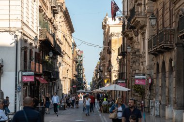 Palermo, İtalya, 18 Kasım 2024: Palermo 'daki Via Maqueda caddesi tarihi binalar, kafeler ve Sicilya kentsel hayatından, editoryal imajından hoşlanan insanlar