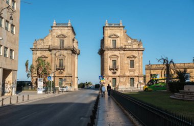 Palermo, İtalya, 18 Kasım 2024: Porta Felice 'nin ikiz barok kuleleri Palermo' nun tarihi deniz kenarı girişini zarif taş mimarisi, editoryal görüntü ile işaretlediler