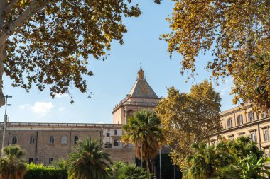 Palermo, İtalya, 18 Kasım 2024: Norman Sarayı 'nın Cappella Palatina Kubbesi Palermo' nun tarihi bahçesindeki palmiye ağaçları ve sonbahar yapraklarının ardından yükseliyor.