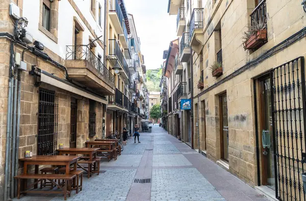 Zarautz, İspanya, 4 Nisan 2024: Zarautz 'da taş binaları, balkonları ve kafeleri olan dar yaya sokağı. Tarihi şehir merkezinde sessiz bir yürüyüş, editoryal görüntü.