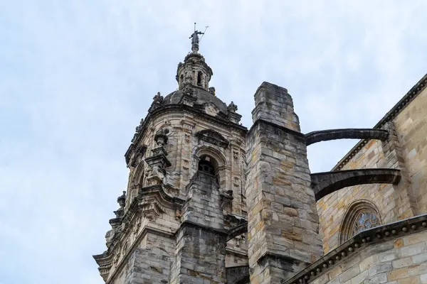 Bilbao, İspanya, 4 Nisan 2024: Aziz Anthony Kilisesi 'nin barok çan kulesi taş payandalı ve kavisli San Sebastian, editoryal görüntü