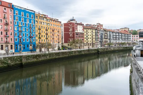 Bilbao, İspanya, 4 Nisan 2024: San Francisco 'nun Bilbao mahallesindeki Nervion Nehri boyunca renkli konut binaları