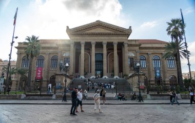 Palermo, İtalya, 18 Kasım 2024: Palermo 'daki Teatro Massimo İtalya' nın en büyük opera binası, neoklasik sütunları ve turistler için canlı plaza adımlarıyla, editoryal imajıyla ayakta duruyor