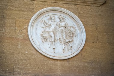 Palermo, İtalya, 18 Kasım 2024: Klasik kumaşlı dans eden iki kadının mermer döşemesi, Sicilya Palermo 'da tarihi bir yapı duvarı, editoryal görüntü oluşturdu