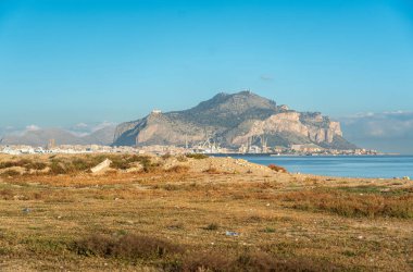 Palermo, İtalya, 18 Kasım 2024: Monte pellegrino, Palermo limanına bakar, kıyı kenti kayalık arazi ve sakin Akdeniz, editoryal görüntü