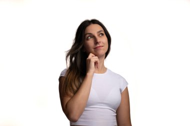 Genç bir kadın farklı ifadeler sergiler. Beyaz arkaplanda fotoğraf