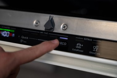 Bulaşık makinesinde bulaşık yıkamak için ECO moduna basın