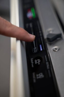 Bulaşık makinesinde bulaşık yıkamak için ECO moduna basın